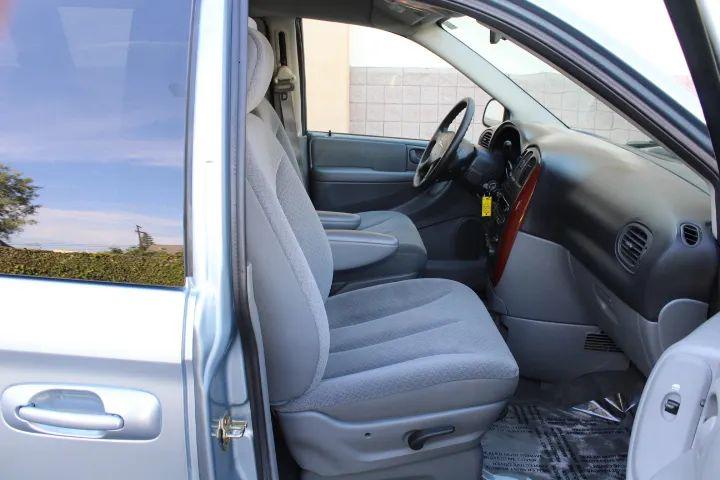 2005 Chrysler Town & Country Base