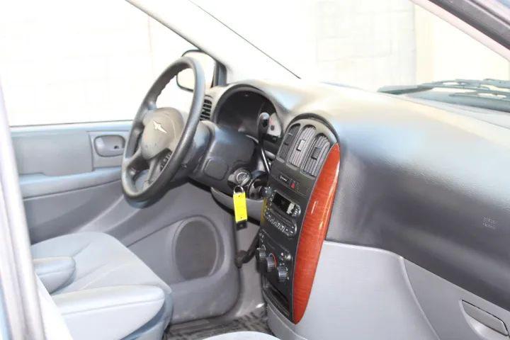 2005 Chrysler Town & Country Base