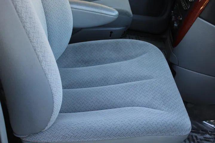 2005 Chrysler Town & Country Base