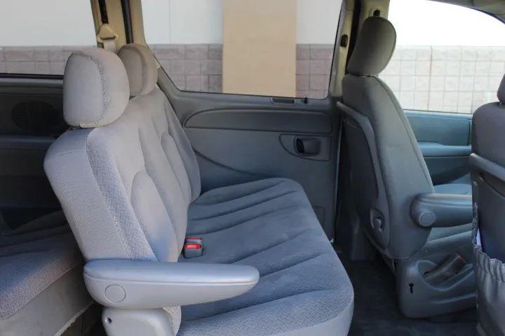 2005 Chrysler Town & Country Base