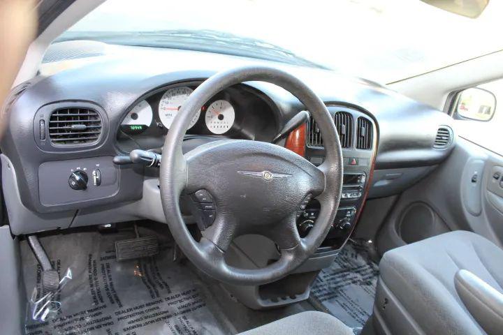 2005 Chrysler Town & Country Base