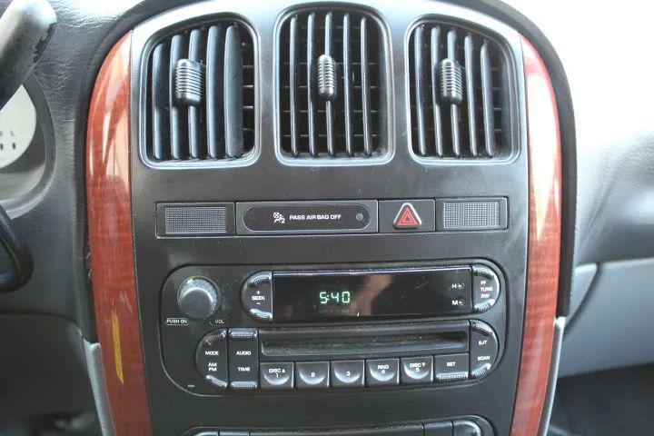 2005 Chrysler Town & Country Base