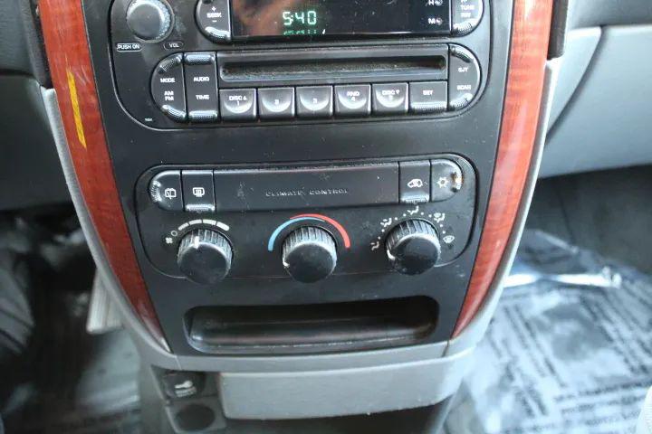 2005 Chrysler Town & Country Base