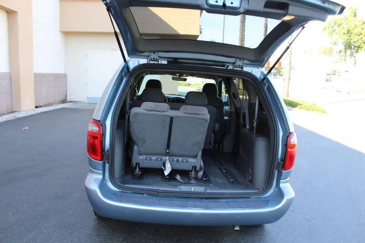 2005 Chrysler Town & Country Base