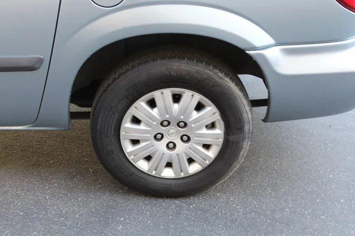 2005 Chrysler Town & Country Base