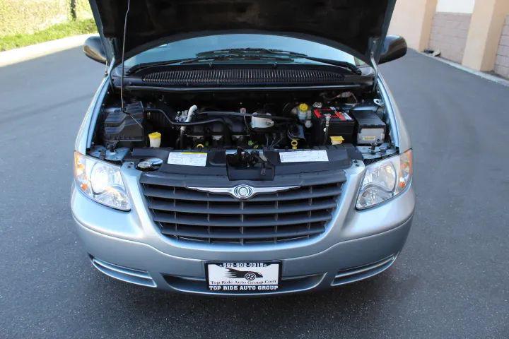 2005 Chrysler Town & Country Base