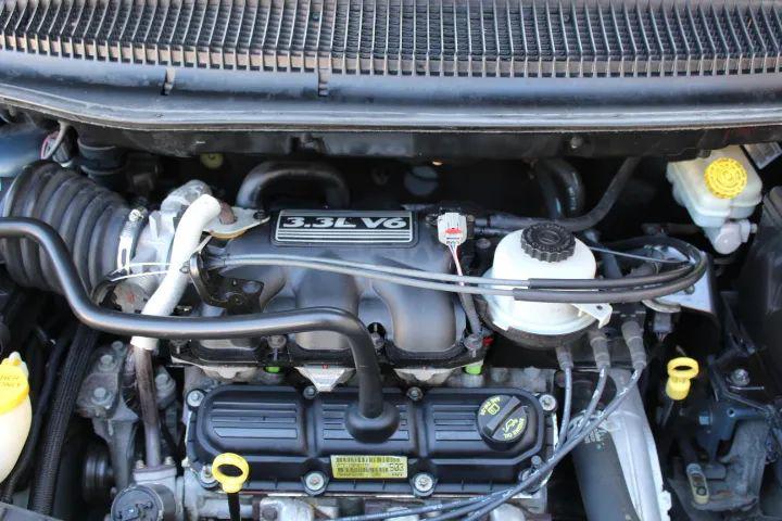 2005 Chrysler Town & Country Base