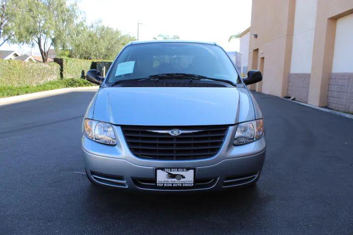 2005 Chrysler Town & Country Base