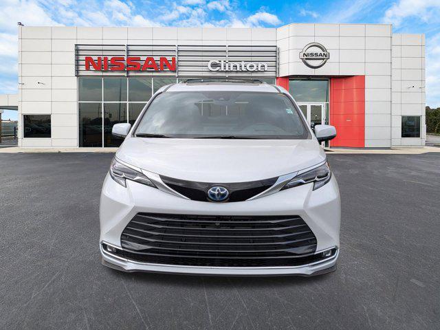 2025 Toyota Sienna Platinum