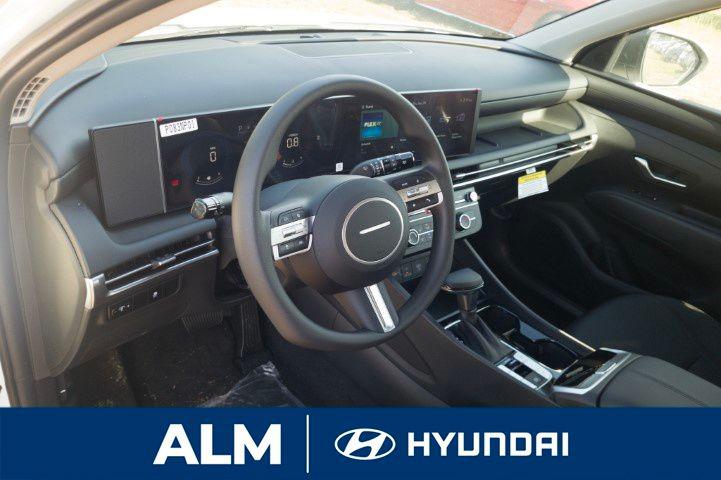 New 2026 White Pearl HYUNDAI SE FWD image 13
