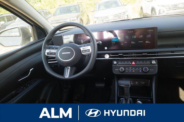 New 2026 White Pearl HYUNDAI SE FWD image 19