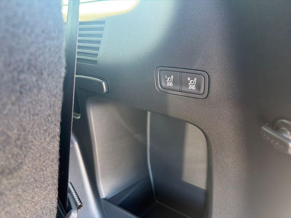 New 2026 White HYUNDAI SE FWD image 21