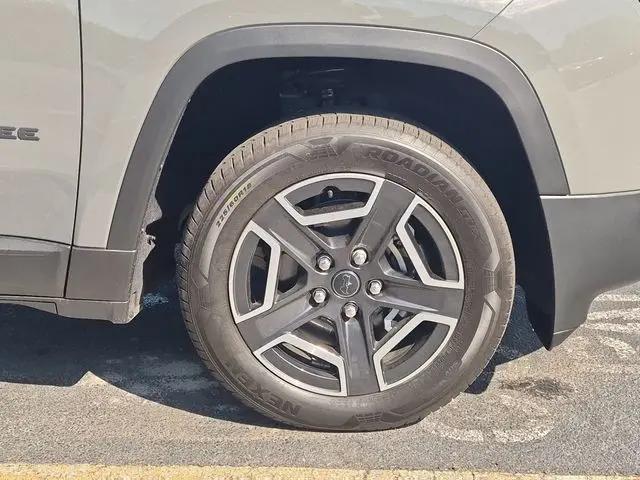 2026 Jeep Cherokee Laredo 4x4