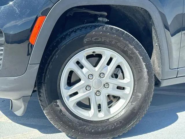 2023 Jeep Grand Cherokee Laredo 4x4