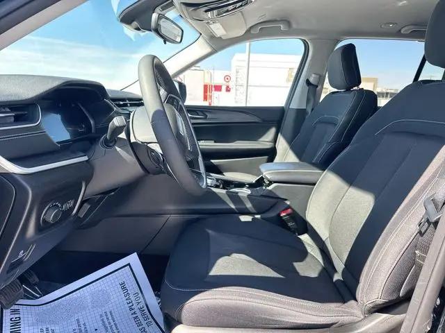2023 Jeep Grand Cherokee Laredo 4x4