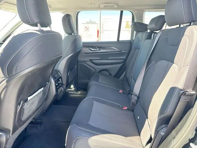 2023 Jeep Grand Cherokee Laredo 4x4