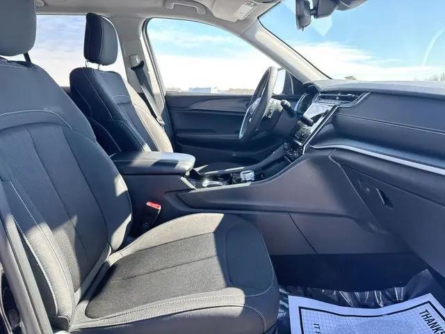 2023 Jeep Grand Cherokee Laredo 4x4