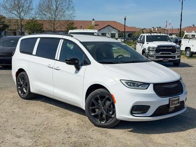2026 Chrysler Pacifica Select AWD