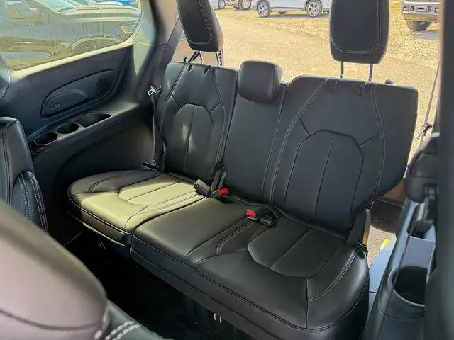 2026 Chrysler Pacifica Select AWD