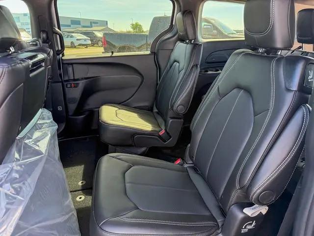 2026 Chrysler Pacifica Select AWD