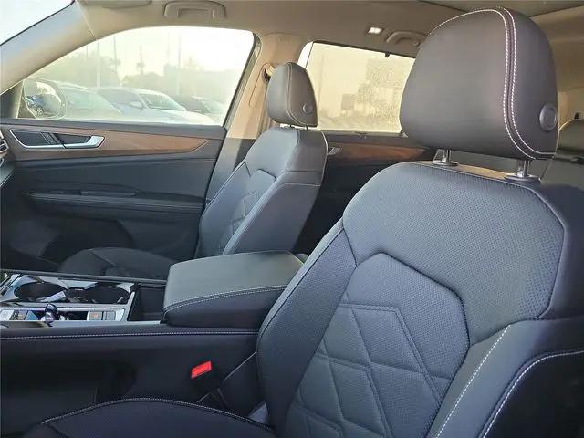 2026 Volkswagen Atlas SE with Technology
