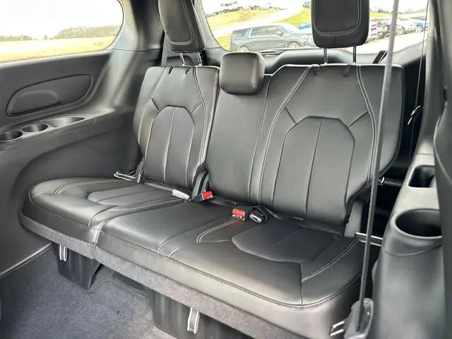2026 Chrysler Pacifica Select AWD