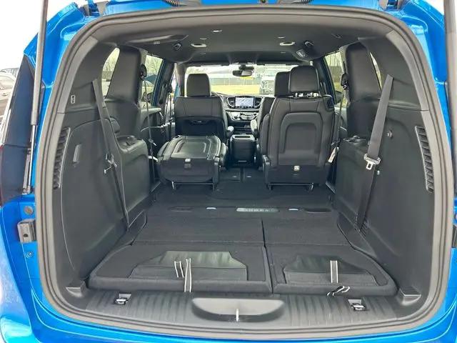 2026 Chrysler Pacifica Select AWD