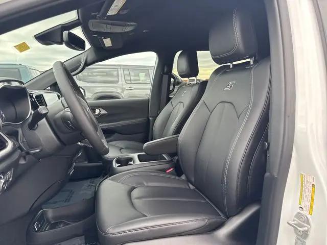 2026 Chrysler Pacifica Select AWD