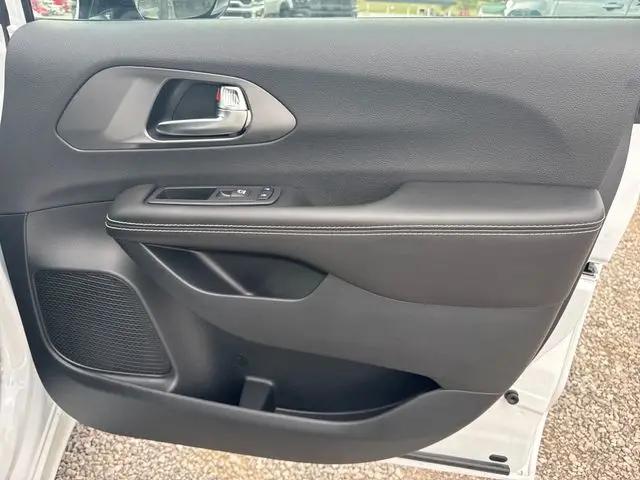 2026 Chrysler Pacifica Select AWD