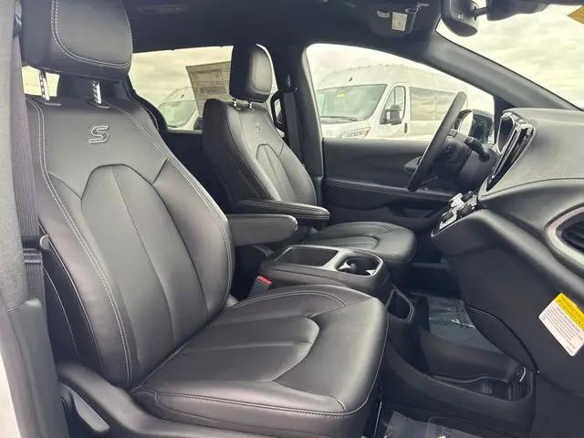 2026 Chrysler Pacifica Select AWD