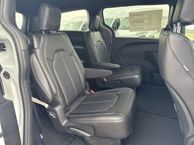 2026 Chrysler Pacifica Select AWD