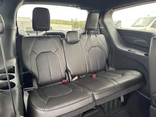 2026 Chrysler Pacifica Select AWD