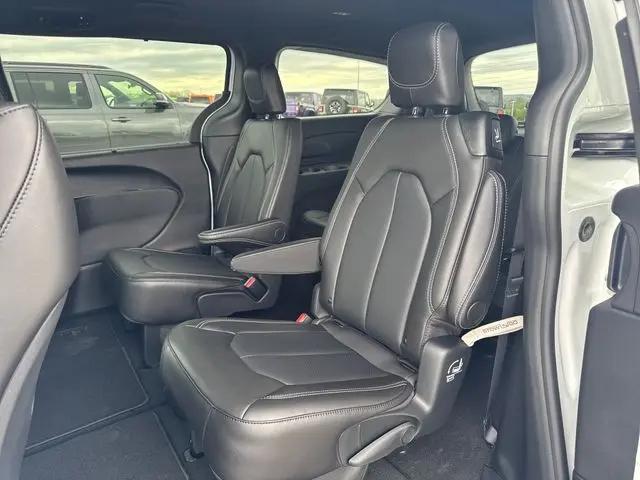 2026 Chrysler Pacifica Select AWD