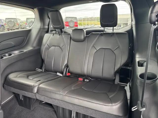 2026 Chrysler Pacifica Select AWD