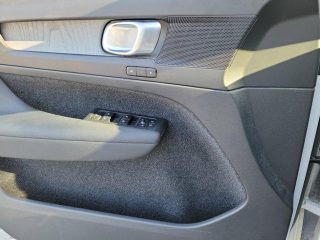 2024 Volvo XC40 B5 Core Bright Theme