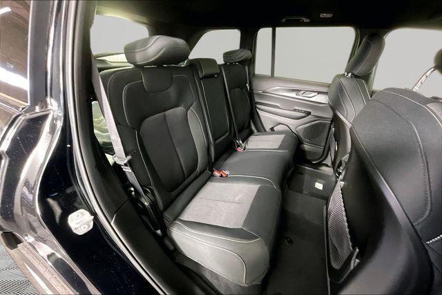 2026 Jeep Grand Cherokee Laredo 4x2