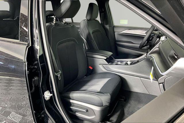 2026 Jeep Grand Cherokee Laredo 4x2