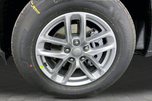 2026 Jeep Grand Cherokee Laredo 4x2