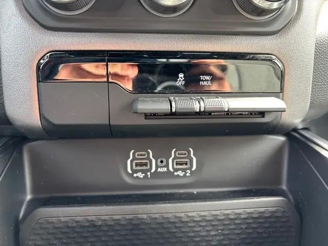 2023 Ram 1500 Big Horn Crew Cab 4x4 5'7" Box