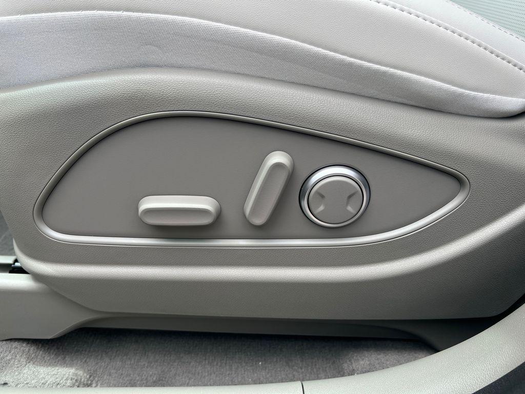 New 2026 Silver HYUNDAI Blue SEL 8P image 12
