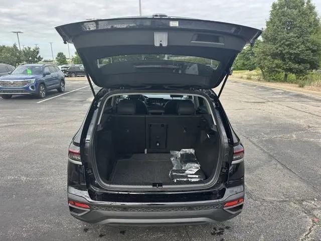 2026 Volkswagen Taos SE Black