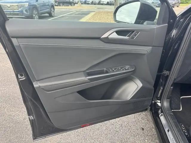 2026 Volkswagen Taos SE Black