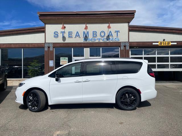 2026 Chrysler Pacifica Select AWD