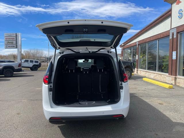 2026 Chrysler Pacifica Select AWD