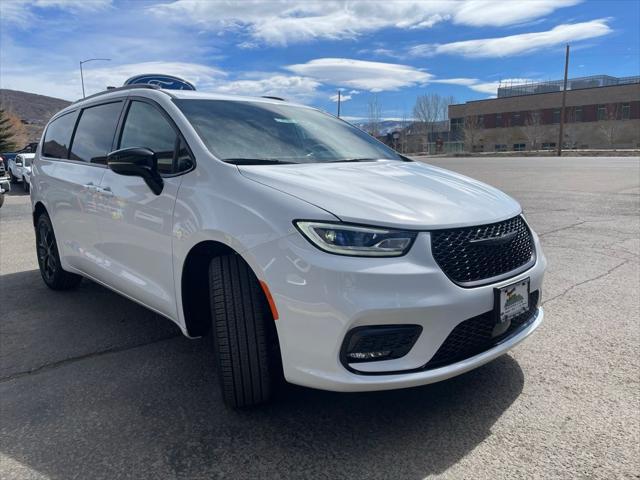 2026 Chrysler Pacifica Select AWD
