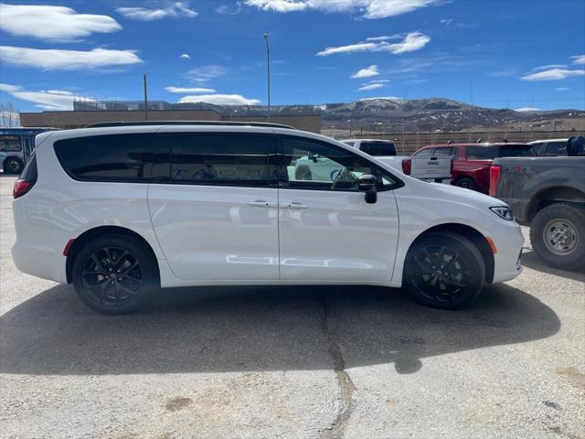 2026 Chrysler Pacifica Select AWD