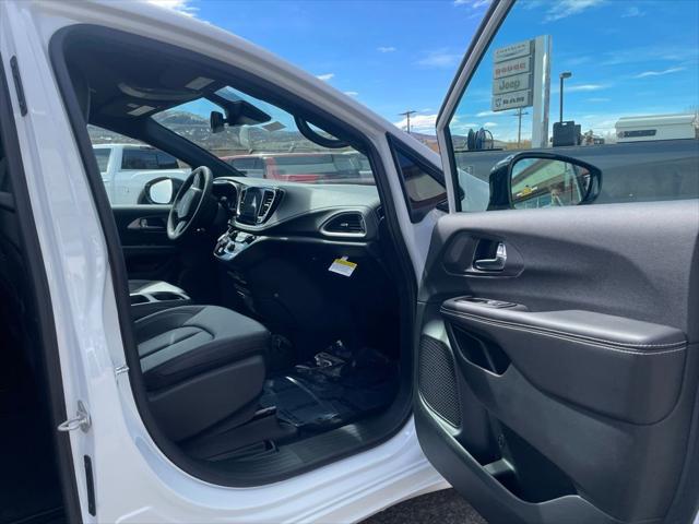 2026 Chrysler Pacifica Select AWD