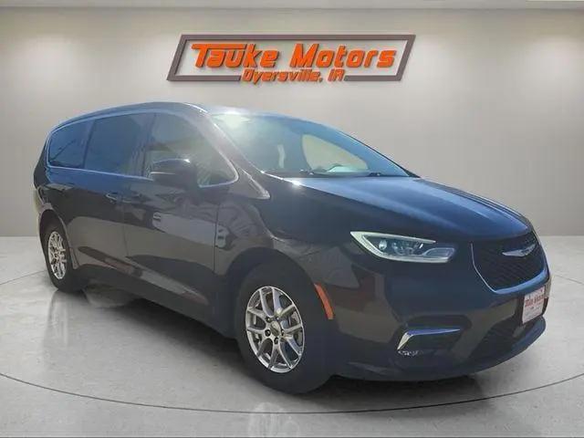 2023 Chrysler Pacifica Touring L for sale in Dyersville, IA