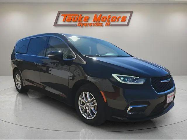 2023 Chrysler Pacifica Touring L for sale in Dyersville, IA