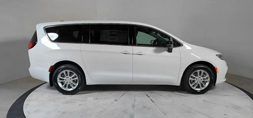 2026 Chrysler Pacifica Select AWD